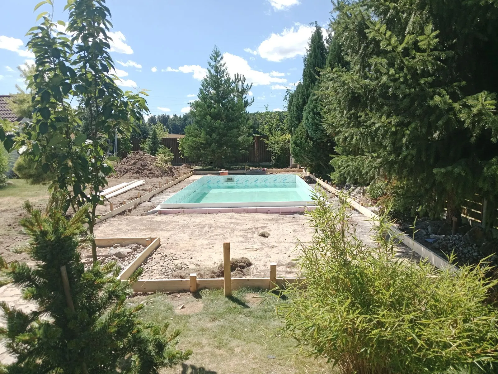 Hotový bazén na zahradě
