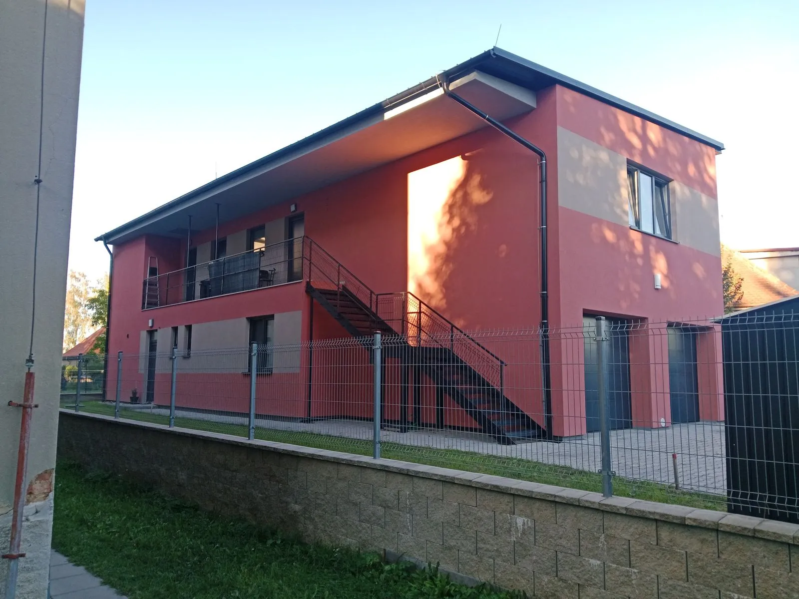 Hotový patrový dům s fasádou, pohled ze zahrady